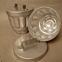 metal is form  gammel dekoreret form til isen, dansk  køkken redskab.